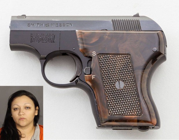 Ashley Cecilia Castaneda foi flagrada escondendo arma na vagina (Foto: Waco Police Department)