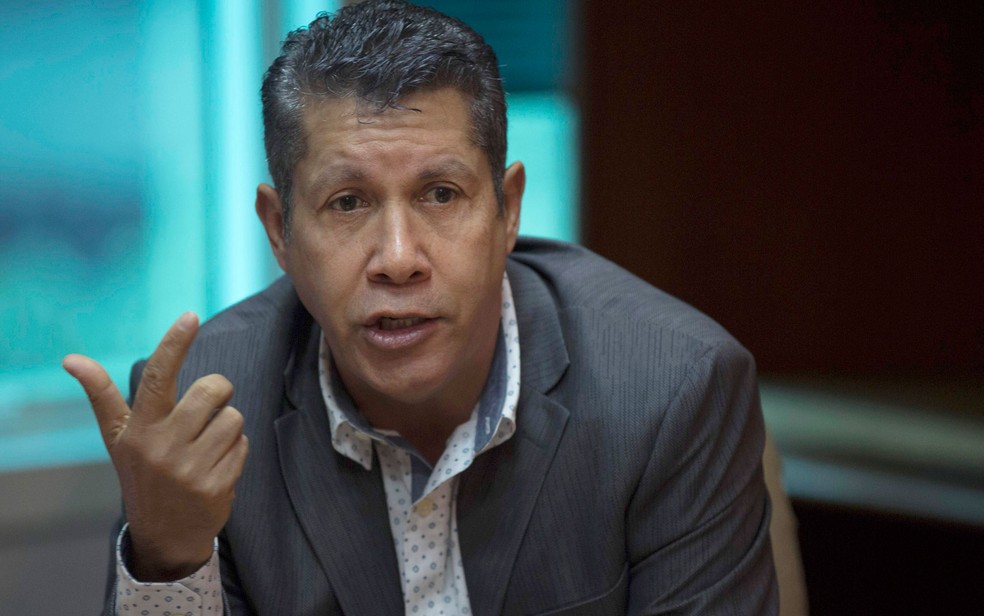 Henri Falcón fala com jornalistas em Caracas, na Venezuela, no dia 20 de fevereiro (Foto: AP Photo/Ariana Cubillos)