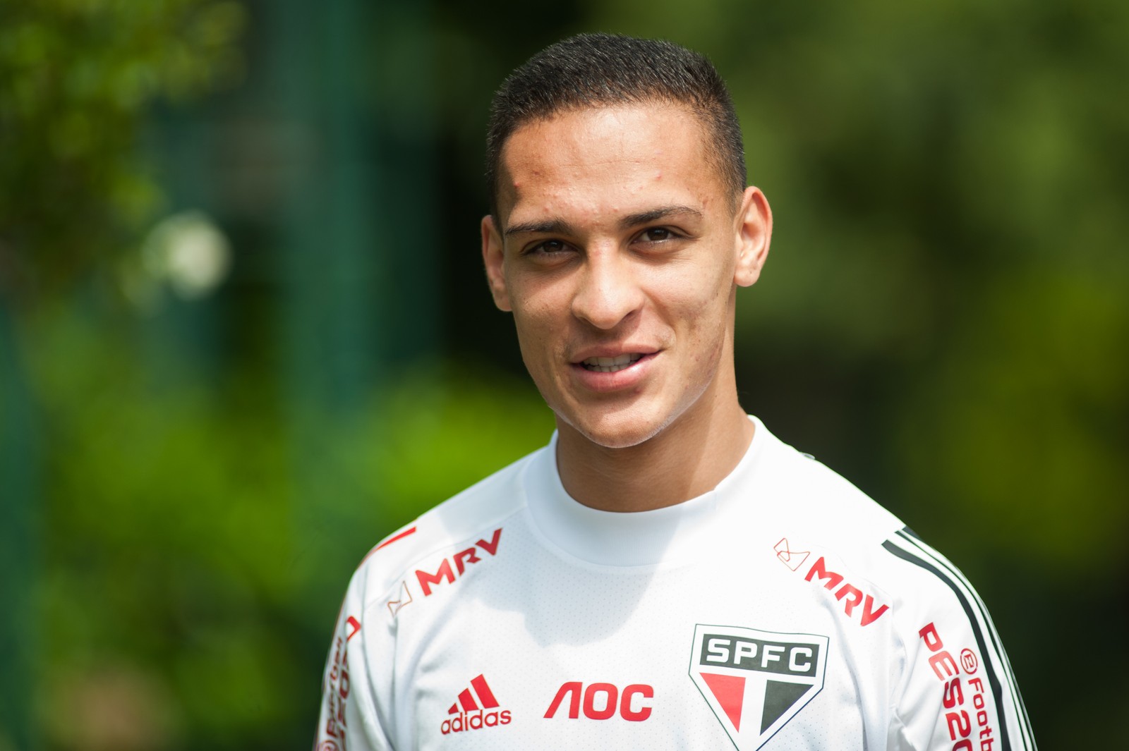 Fernando Diniz faz treino tático, e Antony se concentra à espera de liberação