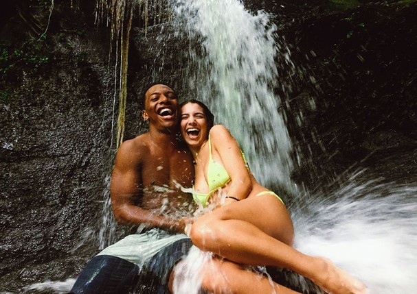 Rayssa Bratillieri e amigos em cachoeira (Foto: reprodução/Instagram)