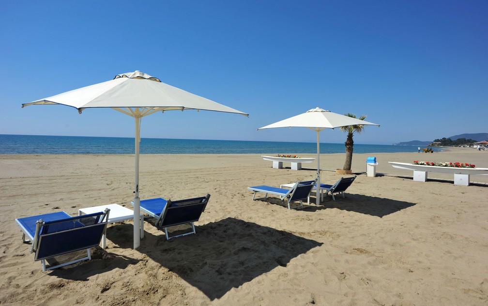 Praia deserta na Itália. É possível conciliar distanciamento social com turismo? — Foto: Reuters/Jennifer Lorenzini 