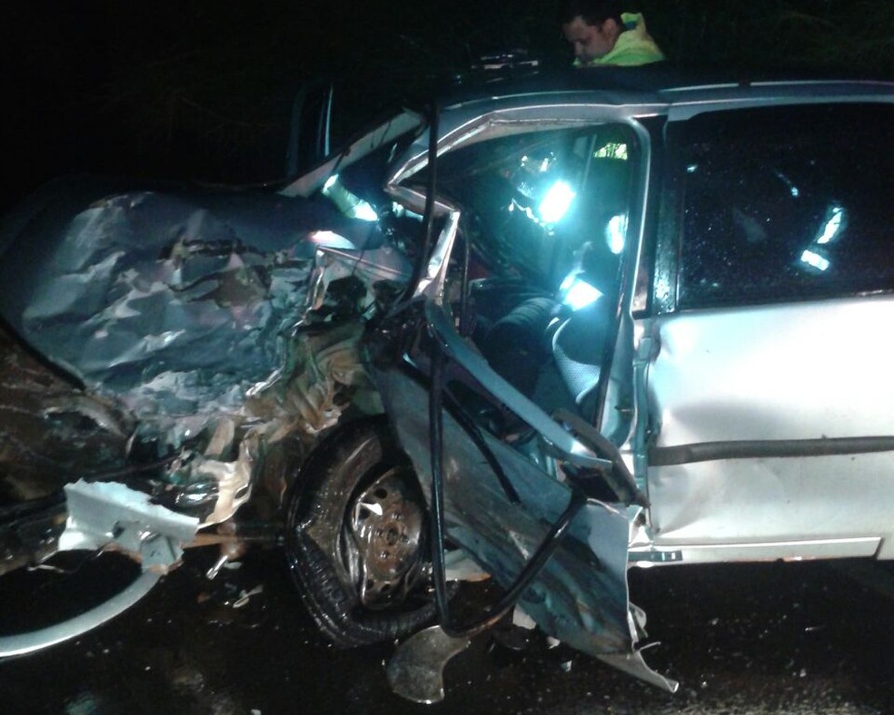 Carros bateram de frente em trecho de pista simples em Tarumã (Foto: Sidney Fernandes/Rádio Difusora)