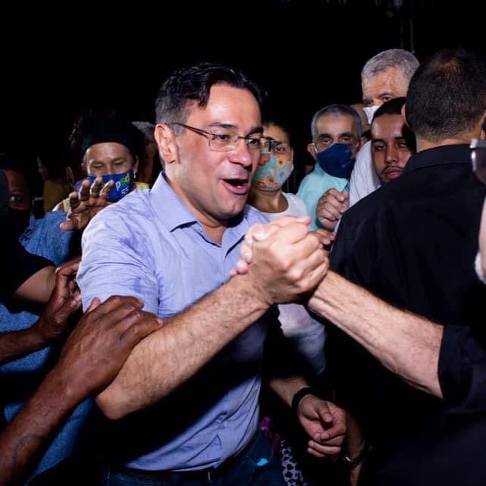 Ademario (PSDB) cumprimenta apoiadores e posa para fotos sem máscara durante comício em Cubatão — Foto: Reprodução
