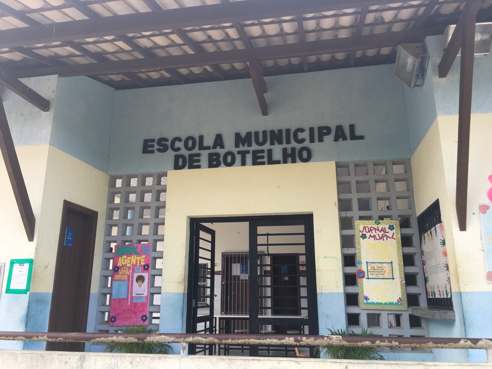 Escola Municipal de Botelho, em Ilha de Mar&eacute;, Salvador, &eacute; uma das que teve atividades suspensas por causa do coronav&iacute;rus &mdash; Foto: Alan Oliveira/G1