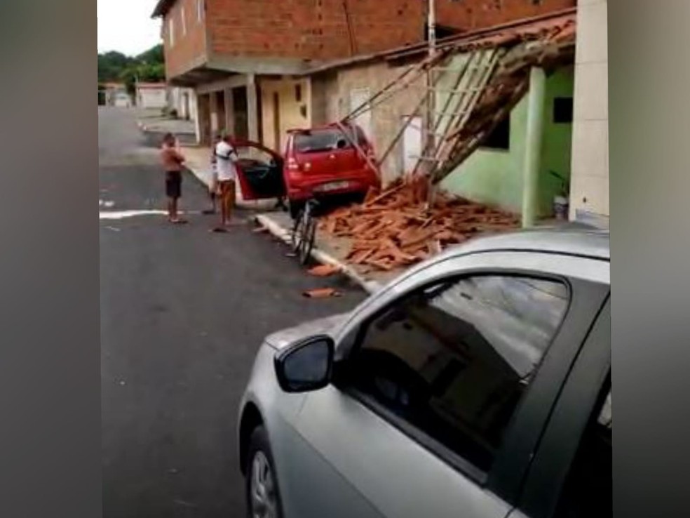Carro desgovernado derrubou telhado de alpendre de casa no Centro de Acaraú. — Foto: Reprodução