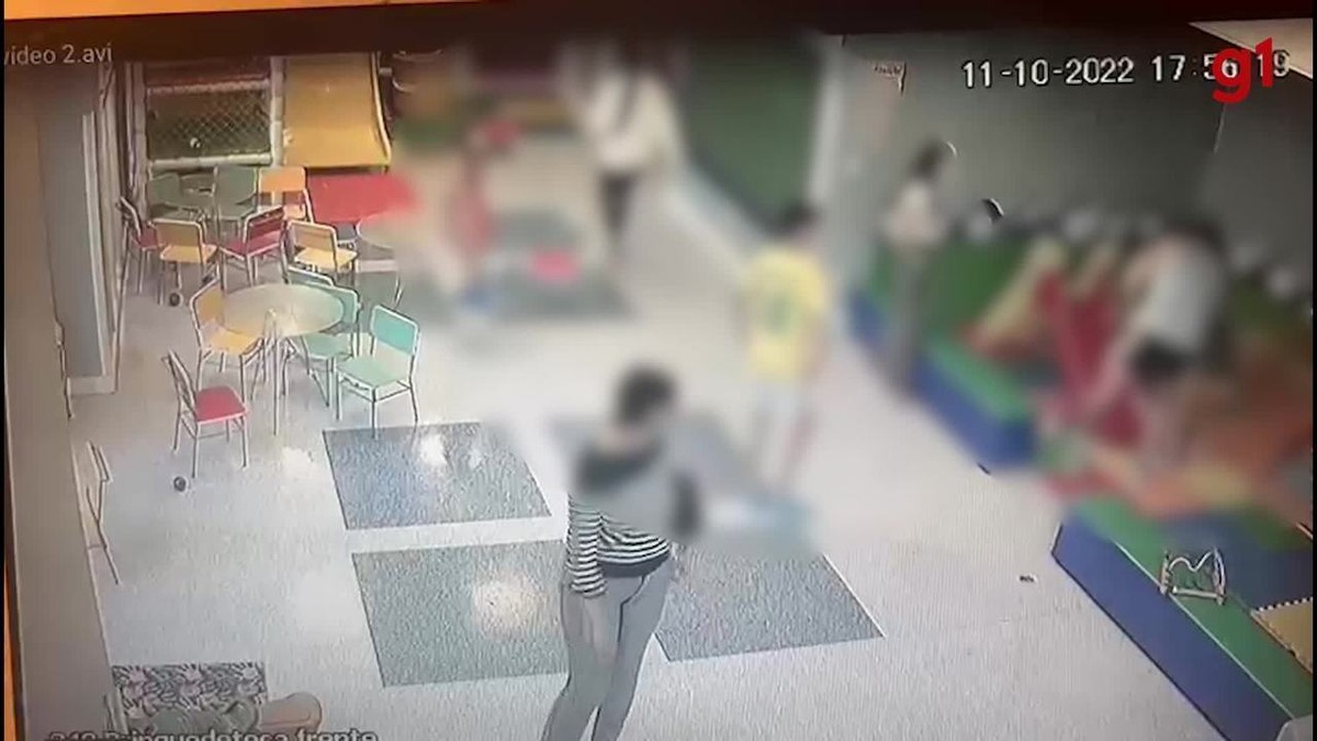 V&iacute;deo mostra padrasto puxando cabelo, tapando boca e levantando crian&ccedil;a de 7  anos pelo pesco&ccedil;o em condom&iacute;nio de luxo em Moema, na Zona Sul de SP | S&atilde;o  Paulo | G1