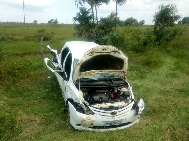 Veículo saiu da pista e capotou na rodovia maranhense 206, em Amapá do Maranhão (Foto: Divulgação/PRF)