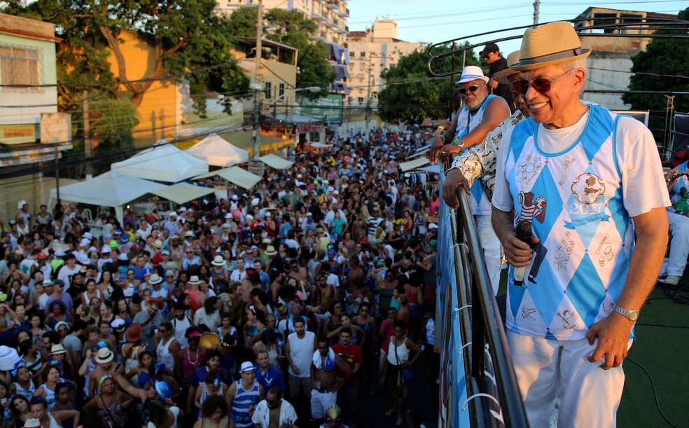Paulinho da Viola em cima do trio do Timoneiros da Viola no desfile de 2019 pelas ruas de Oswaldo Cruz e Madureira, na Zona Norte. — Foto: Fernando Maia/Riotur