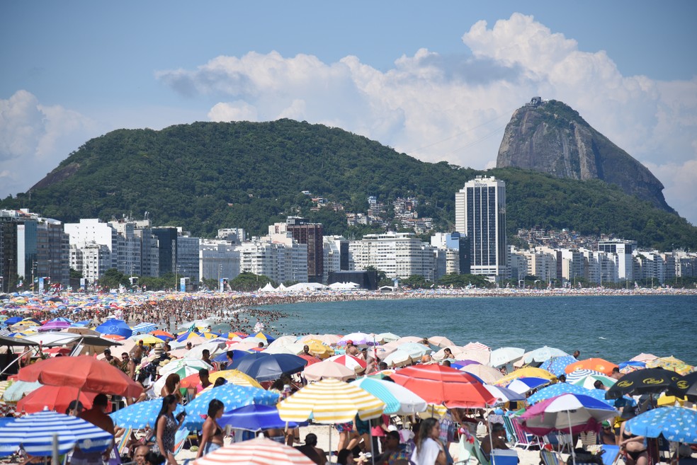 Palco da virada, a Praia de Copacabana ficou lotada de banhistas para aproveitar o dia de calor com vista para o Pão de Açúcar — Foto: Alexandre Macieira/Riotur