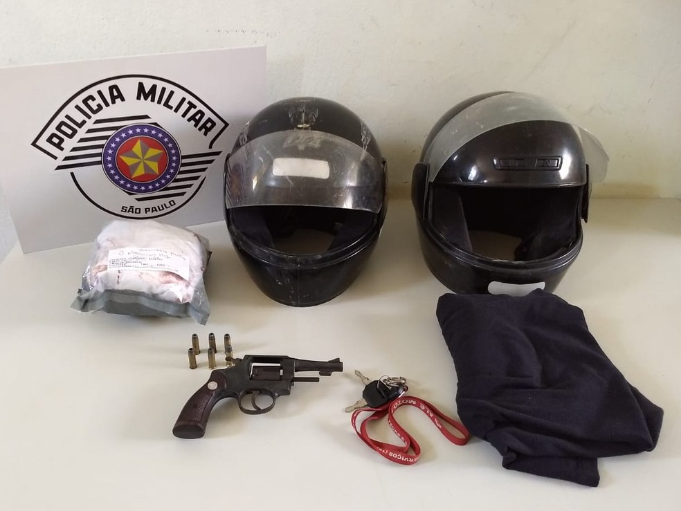 Roupas usadas pelos criminosos, capacetes, revólver e munições foram apreendidos — Foto: Stephanie Fonseca/G1