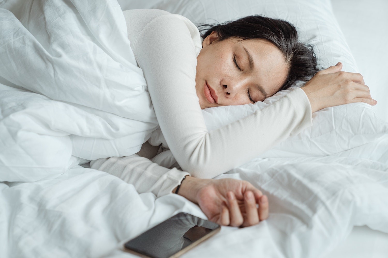 Especialistas recomendam que aparelhos eletrônicos sejam desligados e o ambiente esteja totalmente escuro para um bom sono (Foto: Pexels /  Ketut Subiyanto / CreativeCommons)