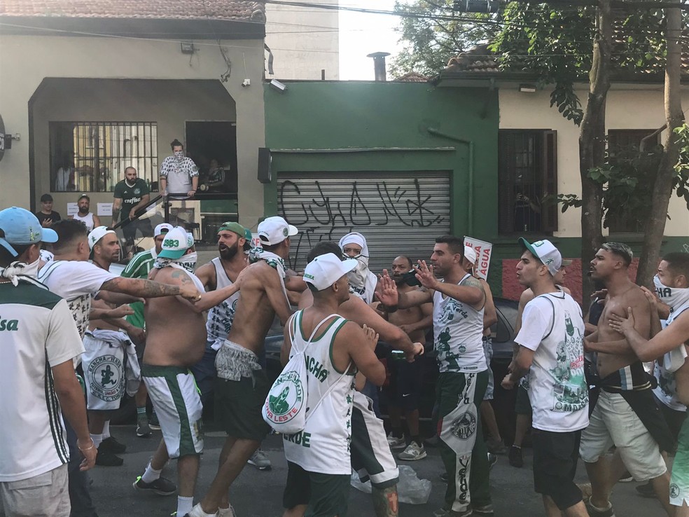 Confusão nos arredores do Allianz Parque após jogo do Palmeiras — Foto: Eduardo Rodrigues