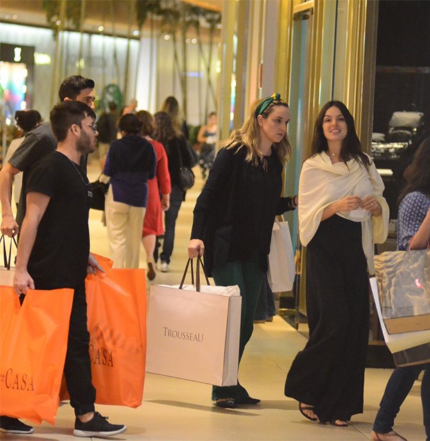 Isis Valverde faz compras em Shopping (Foto: AgNews)