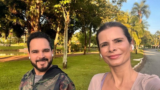 Flavia Camargo registra caminhada matinal com Luciano