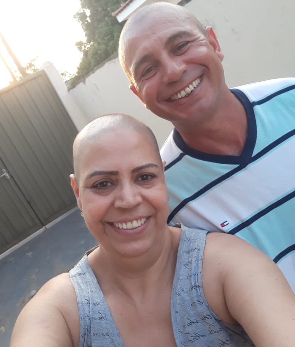 Familiares raspam a cabeça para apoiar paciente em tratamento de câncer de mama — Foto: Cássia Régia Sonvesso Sperini