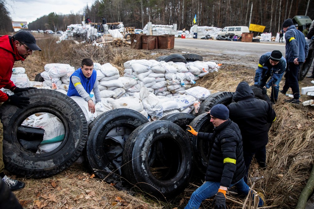 27 de fevereiro - Ucranianos em ponto de controle perto da cidade de Zhytomyr — Foto: Viacheslav Ratynskyi/Reuters