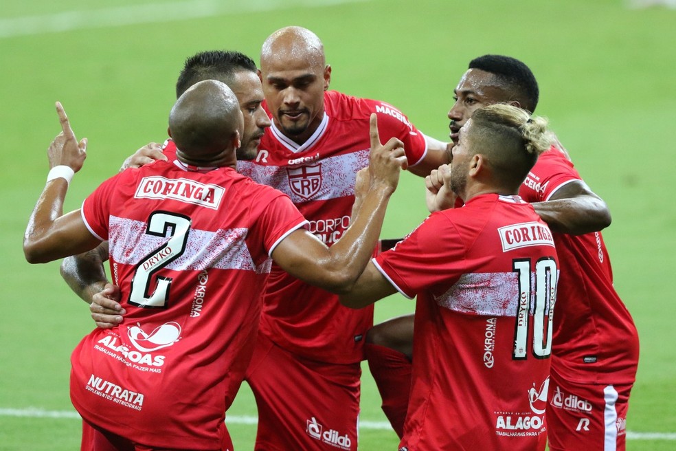 Jogadores do CRB comemoram gol contra N�utico � Foto: Marlon Costa/Pernambuco Press