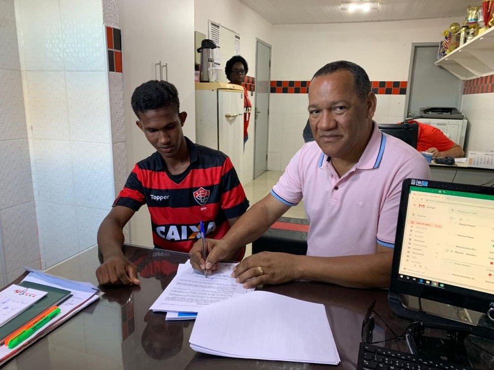 Presidente do Real Ariquemes assina contrato da revelação, Edson Eduardo, do futebol de Rondônia — Foto: Divulgação