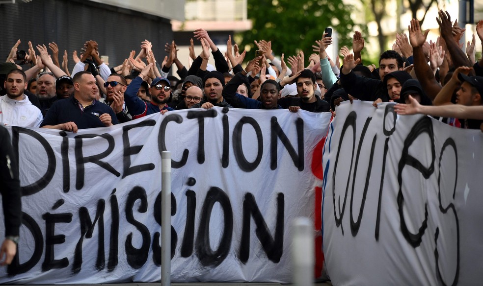 Torcedores do PSG protestam contra a diretoria — Foto: FRANCK FIFE / AFP