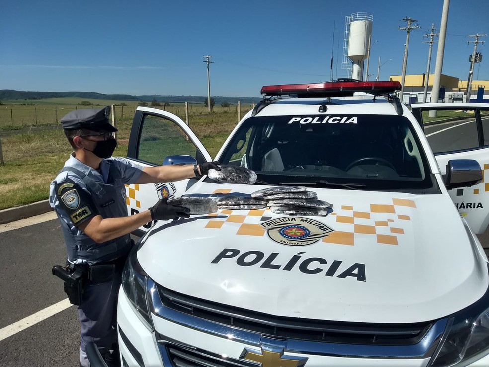 Mulheres são presas com haxixe dentro de bolsa em rodovia de Marília — Foto: Polícia Rodoviária/Divulgação