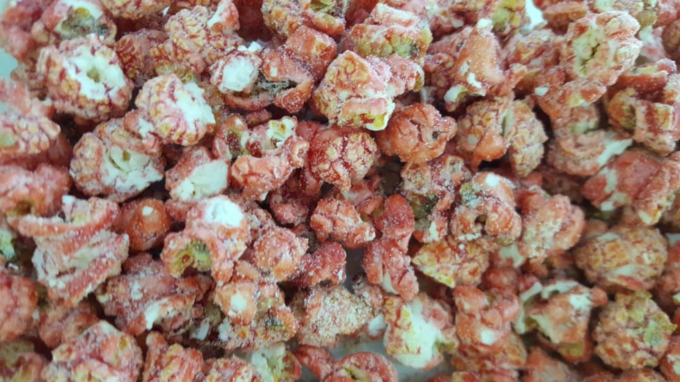 Coloridas, as pipocas gourmet disputam luga com os tradicionais bem-casados. — Foto: Expocasório/Divulgação