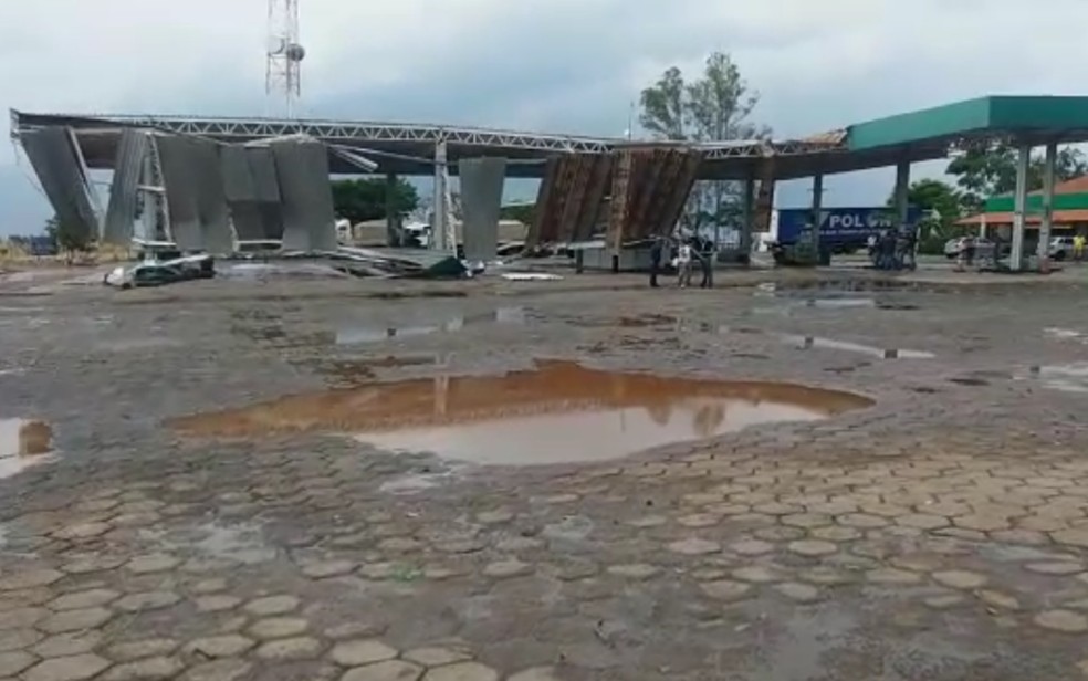 Posto de combustíveis ficou completamente destruído após chuva em Abadiânia (Foto: Divulgação/PRF)