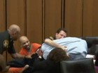 Serial killer ri após pai de vítima tentar agredi-lo em julgamento nos EUA