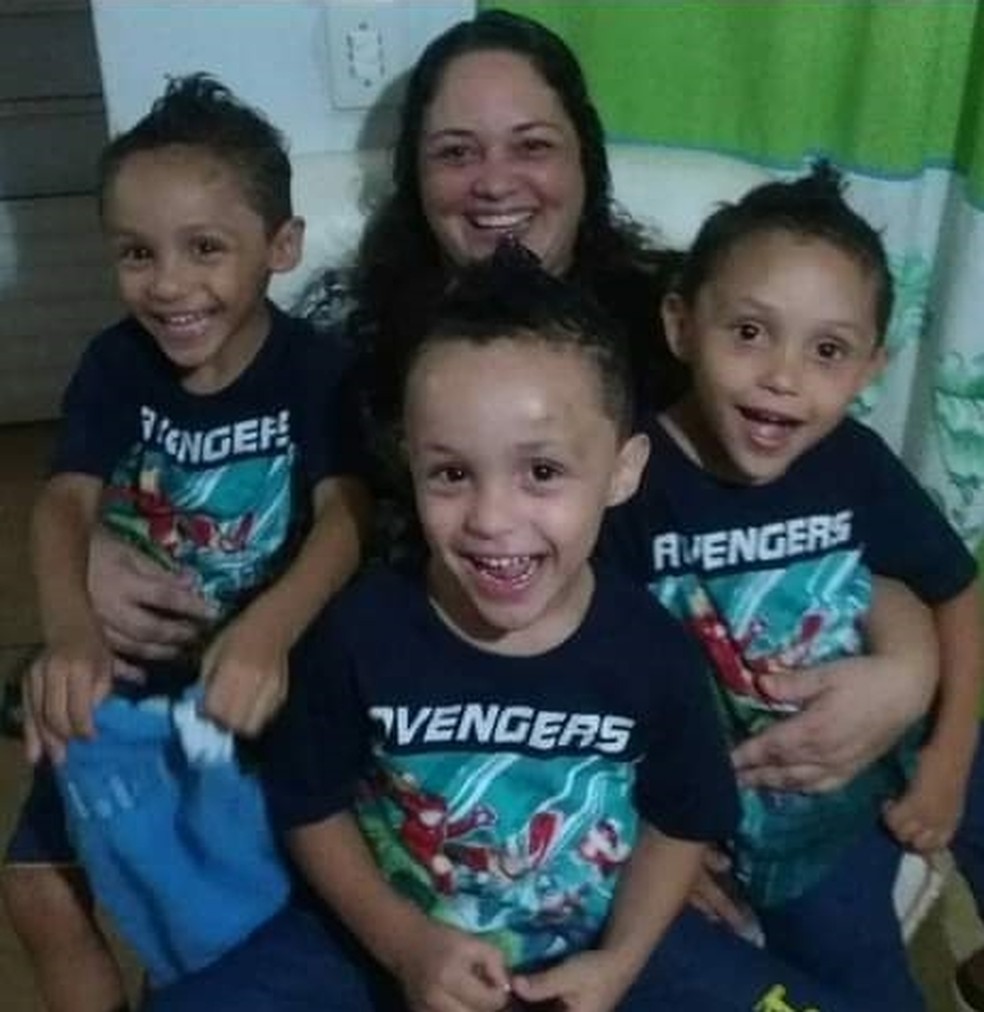 Ana Paula com os filhos no colo  — Foto: Arquivo Pessoal 