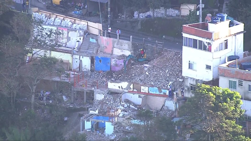 Retroescavadeira retira entulho de casa demolida no Vidigal — Foto: Reprodução/TV Globo