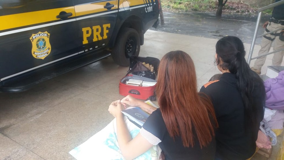 As duas mulheres qure estavam com a droga nÃ£o tiveram as suas identidades reveladas â Foto: DivulgaÃ§Ã£o/PolÃ­cia RodoviÃ¡ria Federal