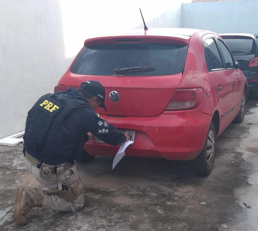 VeÃ­culo de passeio com ocorrÃªncia de roubo foi levado para Central de Flagrantes de Timon â Foto: DivulgaÃ§Ã£o/PolÃ­cia RodoviÃ¡ria Federal