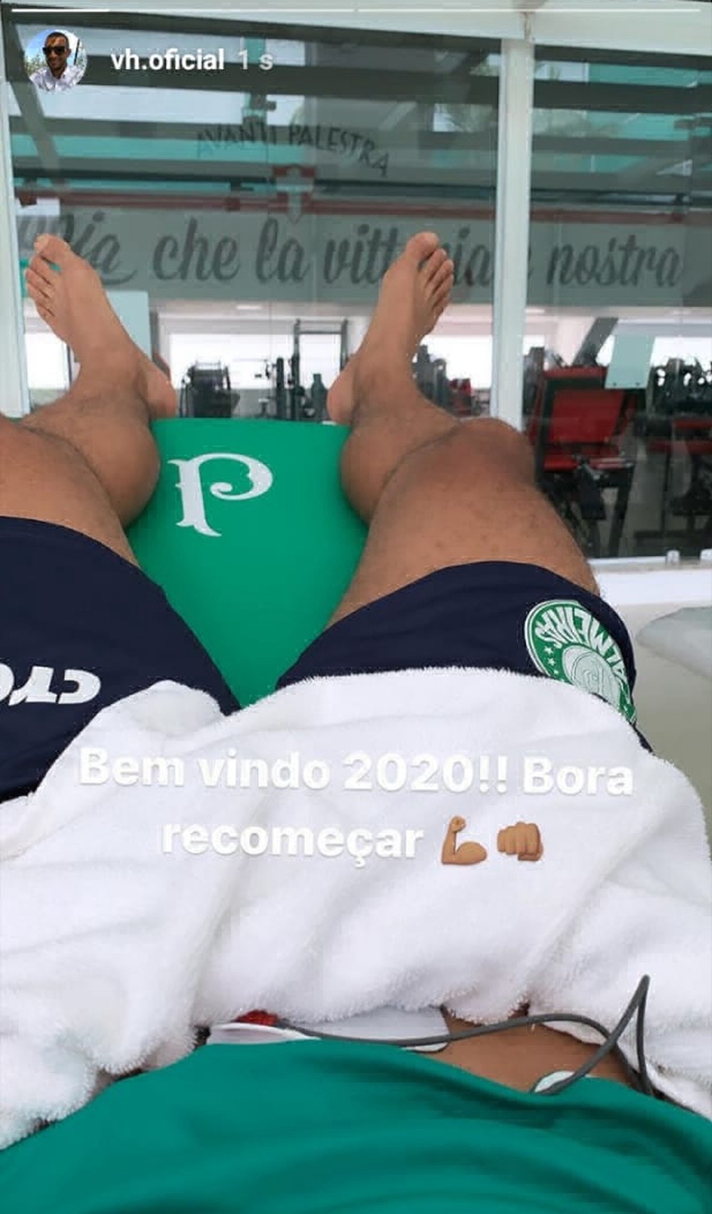 Após cirurgia, Vitor Hugo se reapresenta antes do elenco do Palmeiras e segue recuperação