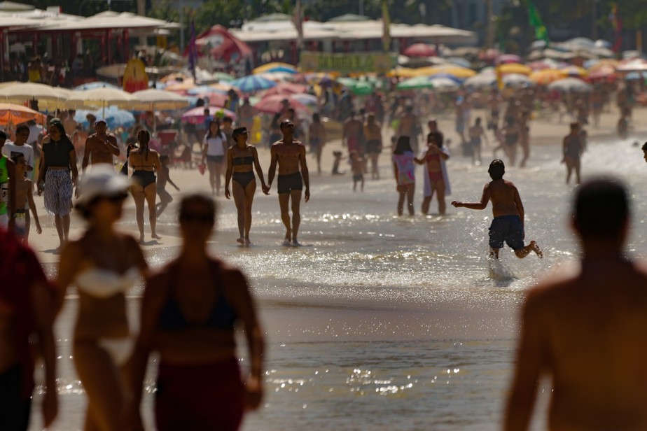 Praia de Copacabana teve movimentação intensa de banhistas neste fim de semana, antes da chegada de uma frente fria que deve derrubar as temperaturas
