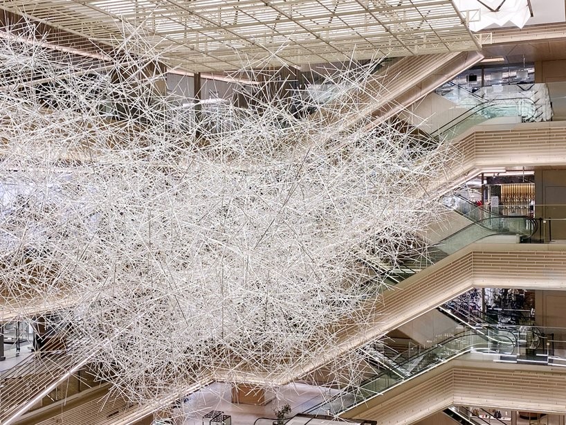 Escultura com 10 mil prismas transparentes ocupa shopping de luxo no Japão (Foto: Divulgação)