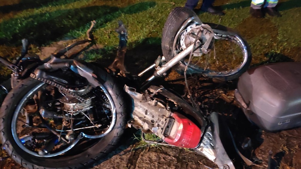 O piloto da motocicleta foi levado em estado grave para o Hospital do Trabalhador  — Foto:  Ricardo Muiños/RPC 