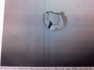 Buraco na parede em apartamento do Chorão (Foto: Reprodução/TV Globo)