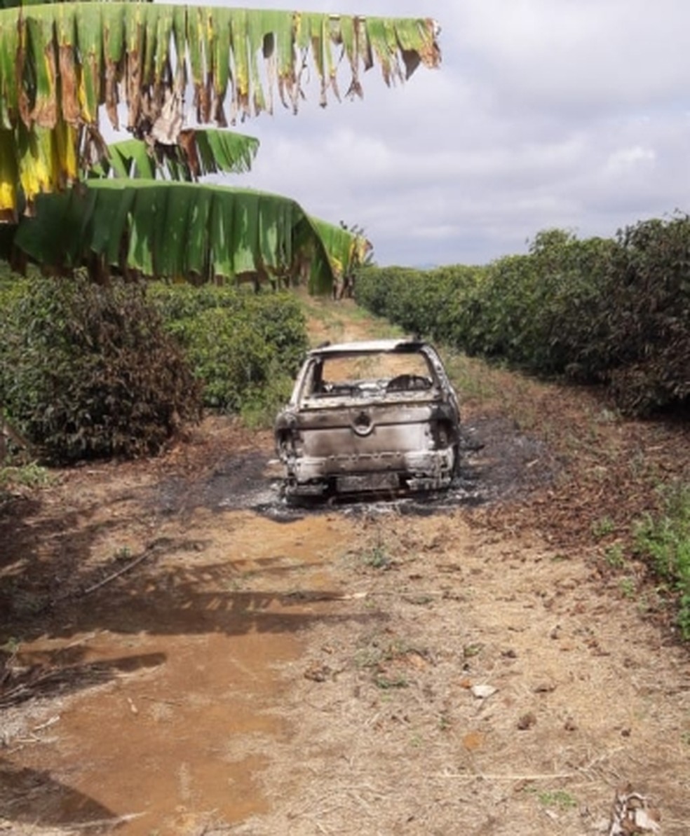 Carro incendiado foi encontrado abandonado na zona rural de Poço Fundo — Foto: Polícia Militar
