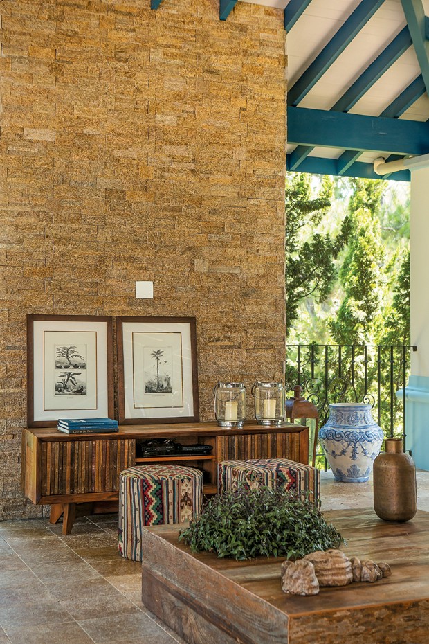 Coberta de pedras Tetris, da Palimanan, a parede serve de apoio às gravuras. À frente, aparador de madeira da Cenarium (Foto: Edu Castello/Editora Globo)