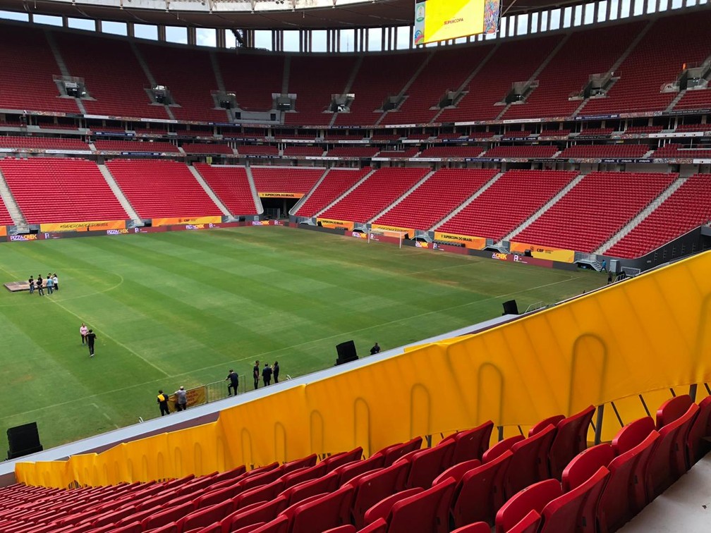 Gramado do Mané Garrincha, Supercopa do Brasil — Foto: Felipe Schmidt / GloboEsporte.com