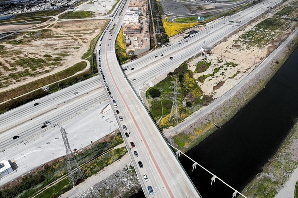 Uma foto aérea da rodovia 405, próxima ao aeroporto de Los Angeles (Foto: Getty Images)