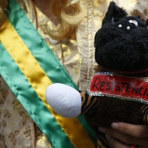 Até a Resistência, cadela adotada pelo casal presidencial, foi lembrada por foliona do Céu na Terra — Foto: Custodio Coimbra/Agência O Globo