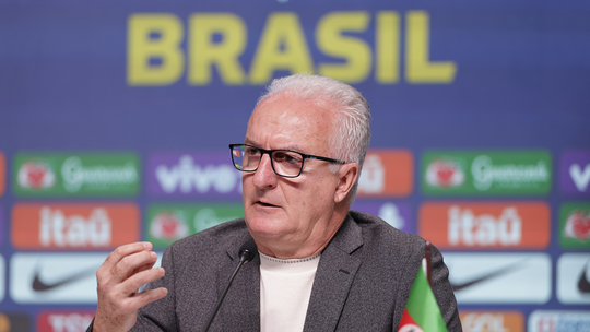 Dorival diz que conversou em fevereiro e far&aacute; novo contato com Casemiro, ausente da lista