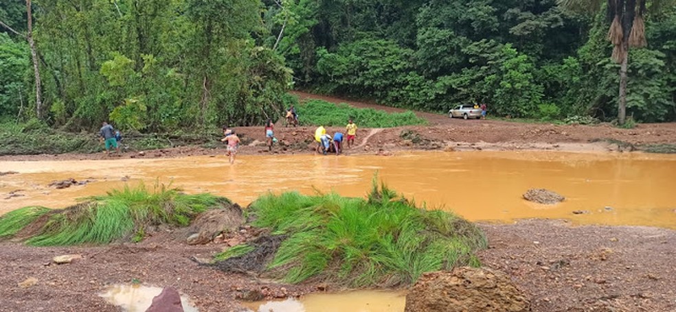 Lagoas na região ficaram sujas de lama após o incidente com a mineradora Aurizona — Foto: Neto Weba