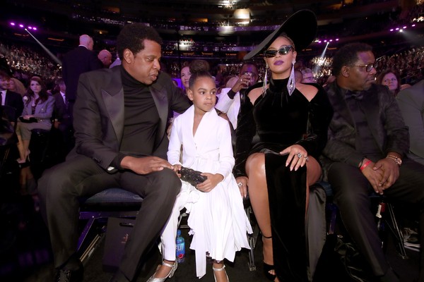  A pequena Blue Ivy na companhia dos pais, Jay-Z e Beyonce, no Grammy (Foto: Getty Images)