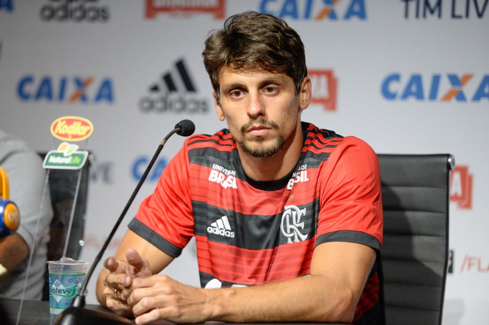 Rodrigo Caio na apresenta��o com a camisa do Flamengo, no in�cio deste ano � Foto: Alexandre Vidal / Flamengo