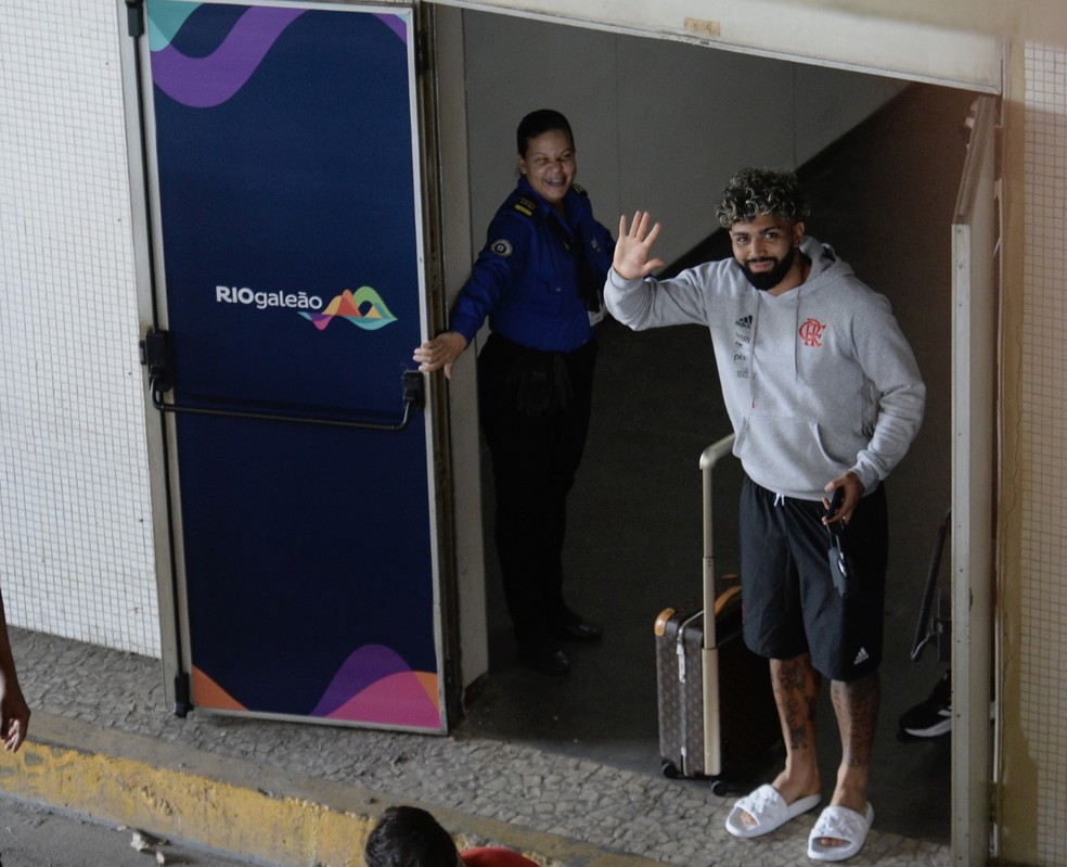 Gabigol na chegada do Flamengo ao Galeão — Foto: André Durão / ge