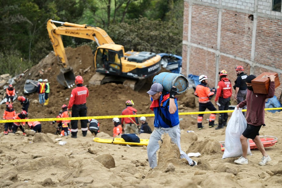 Equipes de resgate buscaram desde segunda-feira mais de 60 pessoas desaparecidas depois das fortes chuvas no sul do Equador