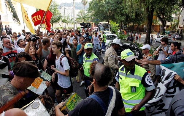 Protesto licitação maracanã (Foto: Gabriel de Paiva / Agência O Globo)
