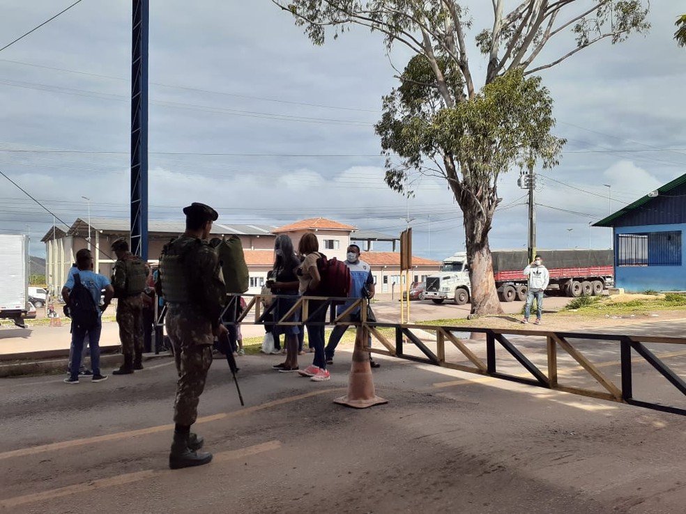 Militares do Exérctio impedem entrada no Brasil de estrangeiros que chegam da Venezuela por Pacaraima — Foto: Fabrício Araújo/G1 RR