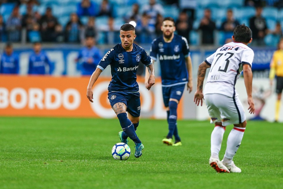 Matheus Henrique é uma das revelações do Grêmio para o meio-campo (Foto: Lucas Uebel/Divulgação Grêmio)